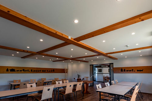 éclairage d'un restaurant avec spots intégrés au plafond